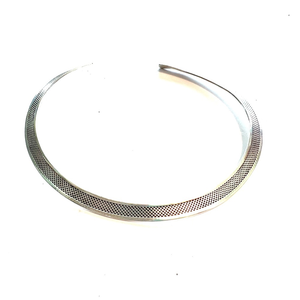 Costume jewelry- silver collar necklace